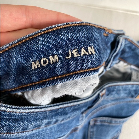 AMERICAN Eagle Distressed Raw Hem Medium Wash Mom Jean Size 00 23 1/2” - Picture 4 of 8